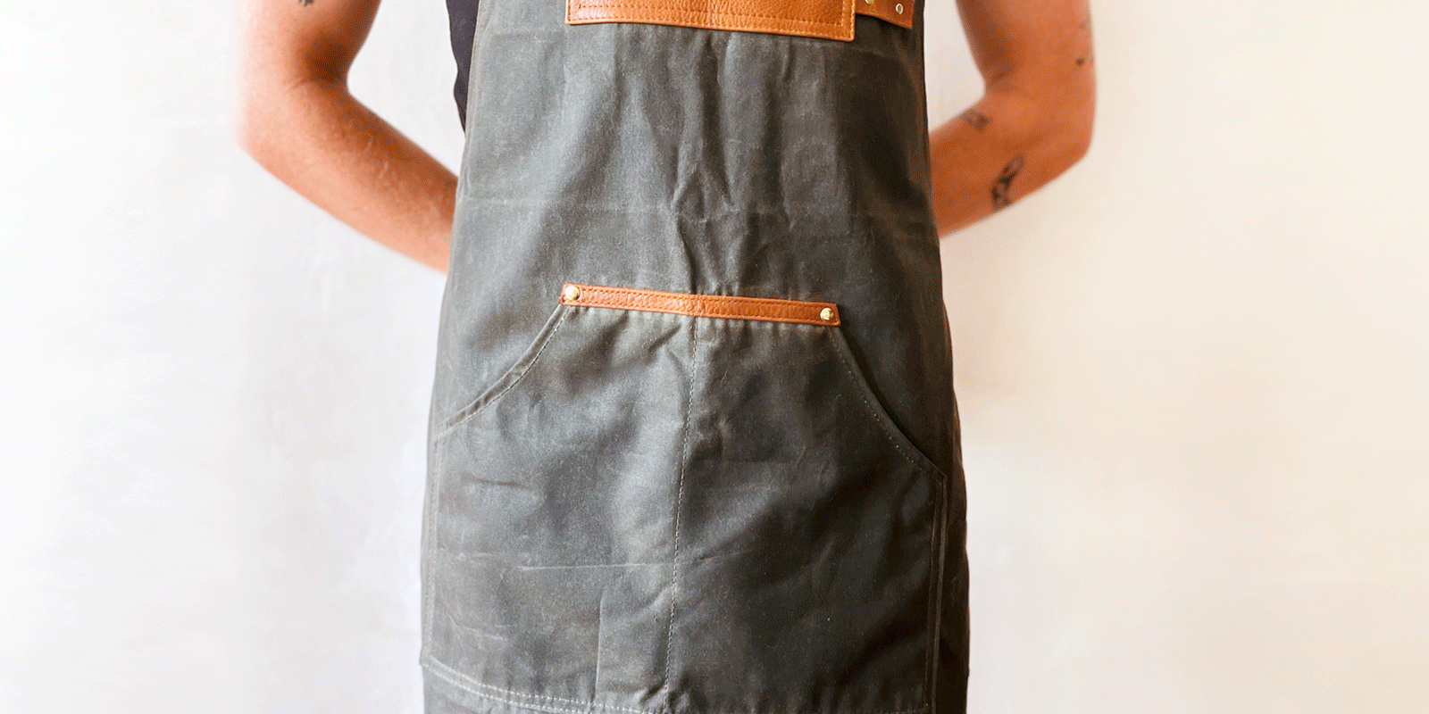 olive-green-wax-canvas-apron-with-brown-leather-pocket-custom-bartender-apron